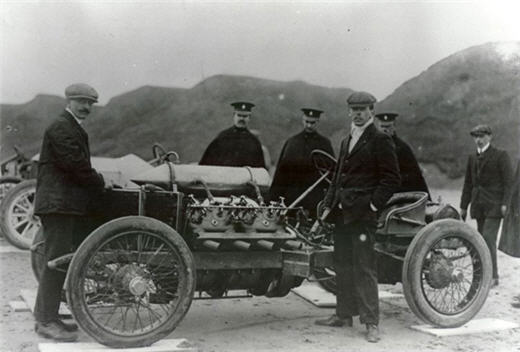 Algy Lee Guinness and his brother Kenneth on Saltburn Sands 1907-09